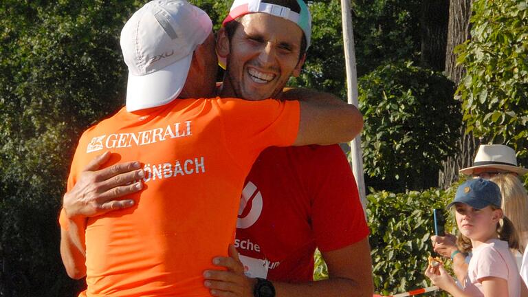 Lagen sich nach dem Zieleinlauf in den Armen: Bernd Dornberger (links) und Dominik Walter vom SV Altenschönbach. Lagen sich nach dem Zieleinlauf in den Armen: Bernd Dornberger (links) und Dominik Walter vom SV Altenschönbach.