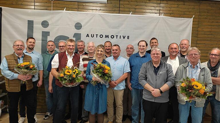 Die Jubilare und Rentner zusammen mit dem Werkleiter Roger Schweigert und dem Betriebsratsvorsitzenden Marco Friedrich. Die Jubilare und Rentner zusammen mit dem Werkleiter Roger Schweigert und dem Betriebsratsvorsitzenden Marco Friedrich.