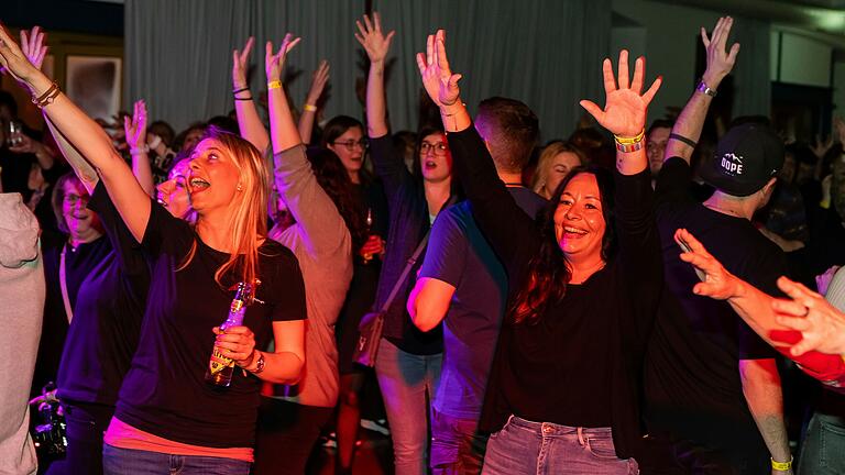 Das Honky Tonk-Festival lockte zahlreiche Gäste nach Bad Neustadt: Wo Platz war, wurde getanzt - so wie hier im  Bildhäuser Hof.