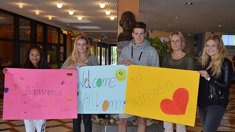 Welcome: Die Arnsteiner Realschüler gestalteten Plakate in verschiedenen Sprachen für die Flüchtlinge im Brauerinternat. Initiiert wurde die Aktion von der Schülersprecherin (links) Oshini Katakoluge zusammen mit der Schulleiterin Elisabeth Stumpf (Zweite von rechts). Gemeinsam mit den anderen Schülern wollen die Neuntklässler Valeska Tomitzka (Zweite von links), Felix Martin (Mitte) und Juliana Tomitzka (rechts) die Plakate an der Notunterkunft anbringen.