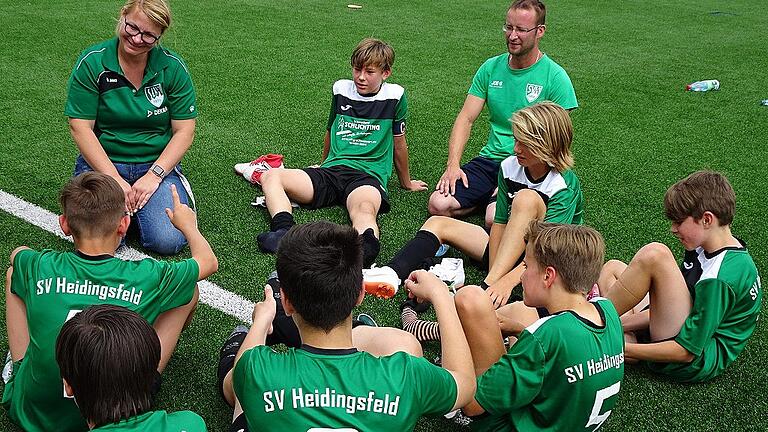 Mit Herzblut bei der Sache: Daniela Plattner und Alexander John, das Trainerduo der U-13-Junioren des SV Heidingsfeld. Mit Herzblut bei der Sache: Daniela Plattner und Alexander John, das Trainerduo der U-13-Junioren des SV Heidingsfeld.