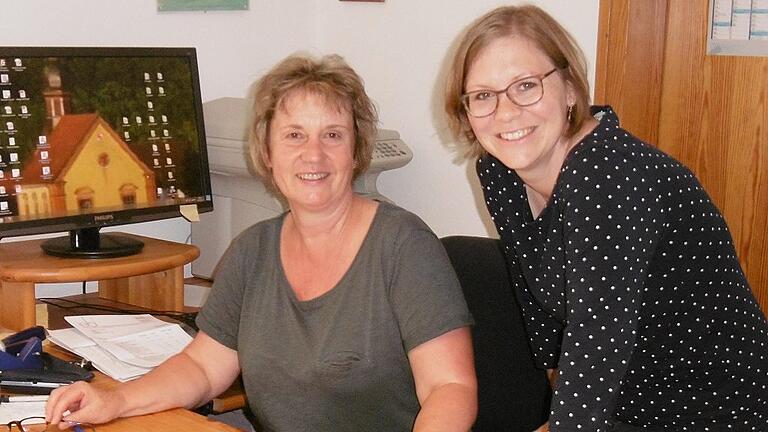 Wechsel im Pfarramt Höllrich: Nach über fünf Jahren verlässt Pfarrerin Kathrin Seeliger (rechts) die Kirchengemeinden Höllrich, Heßdorf und Weickersgrüben und wechselt in den Raum Erlangen. Mit Pfarramtssekretärin Elke Nabernik bildete sie ein &bdquo;gutes Team&rdquo;.