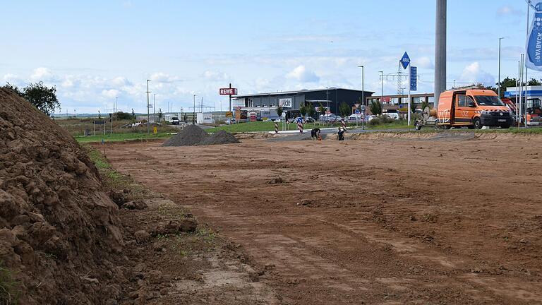 Der Oberboden ist bereits abgeschoben, die Größe des neuen Pendlerparkplatzes am B 303-Kreisel bei Euerbach erkennbar.