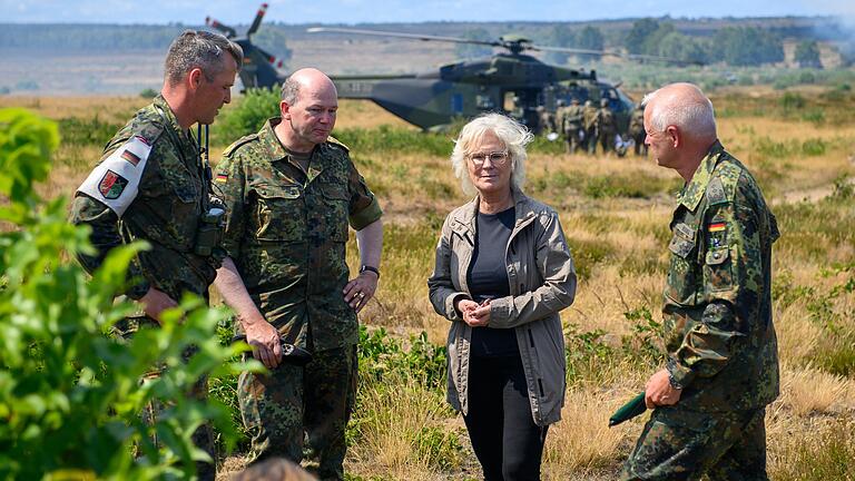 Vom Training für rund 700 Soldatinnen und Soldaten für den UN-Einsatz in Mali machte sich letzte Woche Verteidigungsministerin Christine Lamprecht (SPD) auf einem Truppenübungsplatz in Sachsen-Anhalt ein Bild - gemeinsam mit Generalmajor Ruprecht von Butler (zweiter von links), Kommandeur der 10. Panzerdivision in Veitshöchheim. Vom Training für rund 700 Soldatinnen und Soldaten für den UN-Einsatz in Mali machte sich letzte Woche Verteidigungsministerin Christine Lamprecht (SPD) auf einem Truppenübungsplatz in Sachsen-Anhalt ein Bild - gemeinsam mit Generalmajor Ruprecht von Butler (zweiter von links), Kommandeur der 10. Panzerdivision in Veitshöchheim.