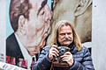Leslie Mandoki wird 70       -  Der Musiker Leslie Mandoki wird 70 Jahre alt. Auf dem Bild hält er die Kamera seines Vaters an der East Side Gallery in Berlin. Als illegaler Flüchtling kam Leslie Mandoki nach Deutschland.