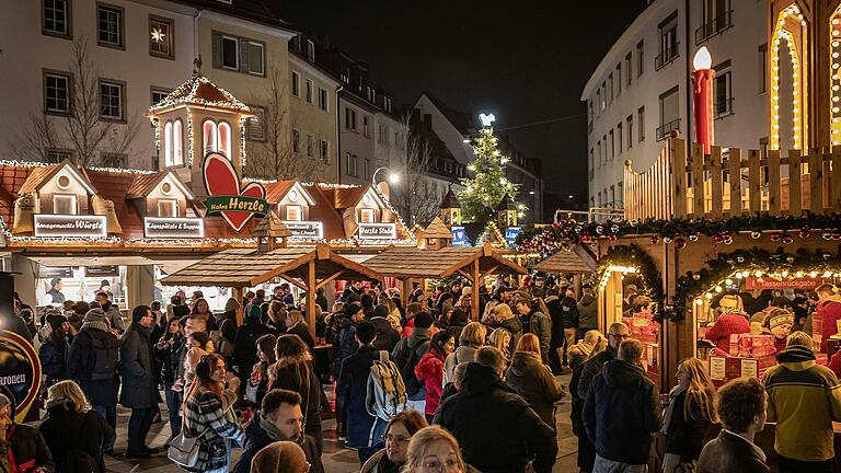 Tausende Menschen besuchen alljährlich den Würzburger Weihnachtsmarkt in der Fußgängerzone von Würzburg, hier ein Foto aus dem Jahr 2022. Tausende Menschen besuchen alljährlich den Würzburger Weihnachtsmarkt in der Fußgängerzone von Würzburg, hier ein Foto aus dem Jahr 2022.