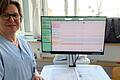 Alles auf einen Blick: Erika Karres, stellvertretende Leitung der Station E3, mit dem digitalen Visitenwagen.
