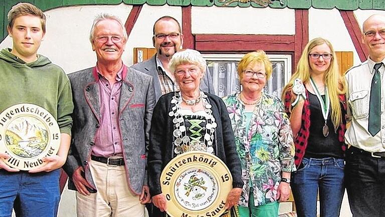 Königsproklamation: Die Vereinsmeister des Schützenvereins Stockheim freuten sich über ihren Erfolg &ndash; (vorne, von links) Jugendmeister Willi Neubauer, zweiter Ritter Hans Sauer, Schützenkönigin Maria Sauer, erste Ritterin Margarete Voit und dritte Jugendmeisterin Sophia Then. Ihnen gratulierten Schützenmeister Bernd Faulstich (rechts) und Bürgermeister Martin Link (Dritter von links).