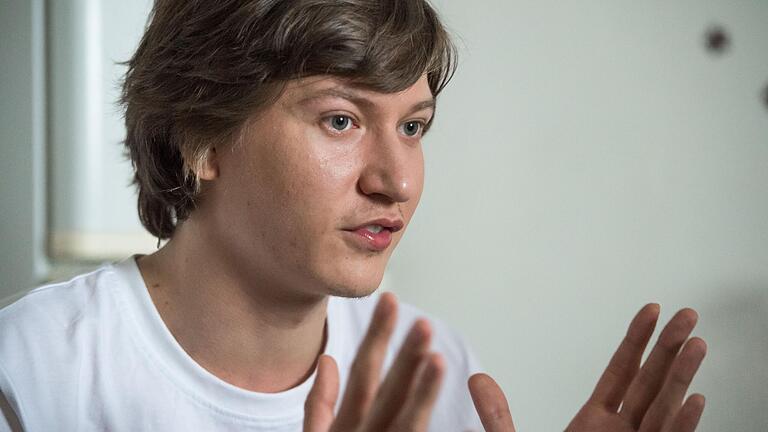Der Putin-Kritiker Alexej Schwarz wurde im Spätaussiedlerheim in Schweinfurt wegen seiner politischen Äußerungen angefeindet. Der Putin-Kritiker Alexej Schwarz wurde im Spätaussiedlerheim in Schweinfurt wegen seiner politischen Äußerungen angefeindet.