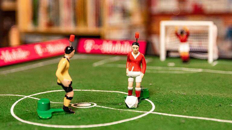 Die Farbe der Hose entscheidet, wer den Ball beim klassischen Tipp-Kick spielen darf. Die Farbe der Hose entscheidet, wer den Ball beim klassischen Tipp-Kick spielen darf. 