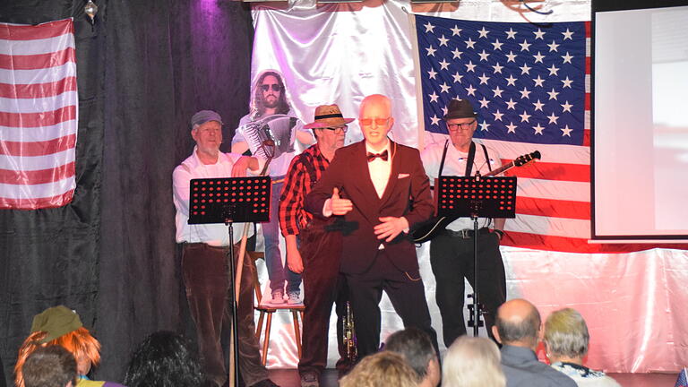 Jedes Jahr ein Highlight im örtlichen Fasching: Christian Hofmann (vorne) in seiner Rolle als &quot;Dorfspion&quot;. So manche Geschichte der hiesigen Bewohner kam an das Tageslicht. Dabei wurde er musikalisch vom Bauernfünfer (v.l. Klaus Full, Josef Zeißner und Joachim Koch) unterstütz, der in diesem Jahr personell geschwächt war und deshalb nur zu dritt auftrat.