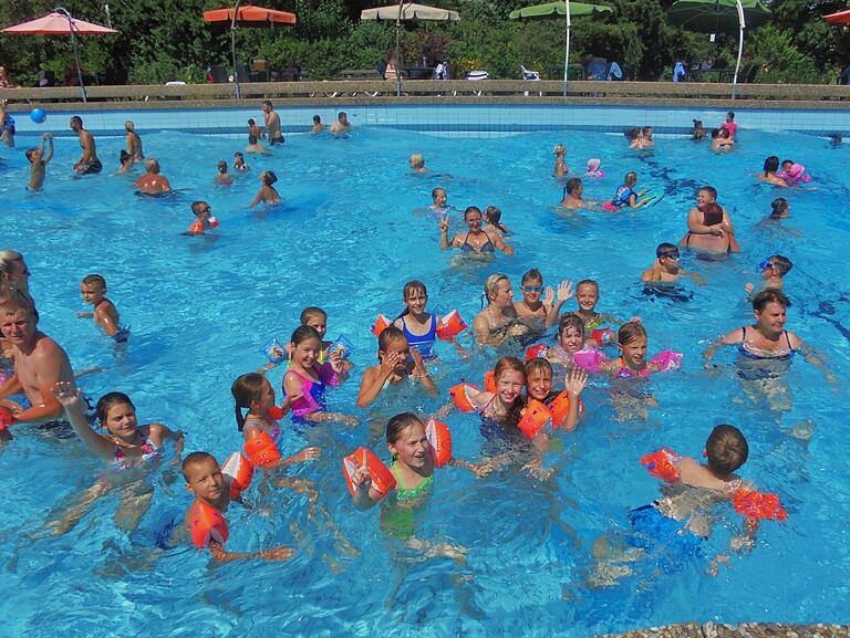 Zum Aufenthalt der Kinder aus Shitkowitschi gehört ein Schwimmbadbesuch. Zum Aufenthalt der Kinder aus Shitkowitschi gehört ein Schwimmbadbesuch.