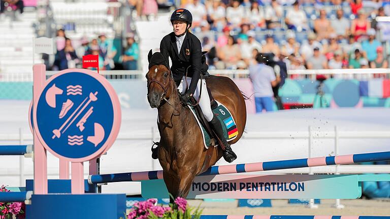 Paris 2024 - Moderner Fünfkampf       -  Fünfkämpferin Annika Zillekens strauchelt beim Reiten.