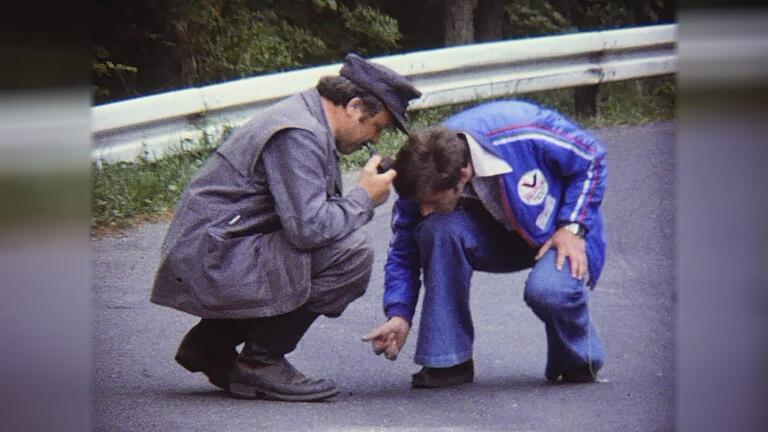 Boden-Analyse: Diese beiden Herren schauten beim Schwanbergrennen 1976 ganz genau hin.