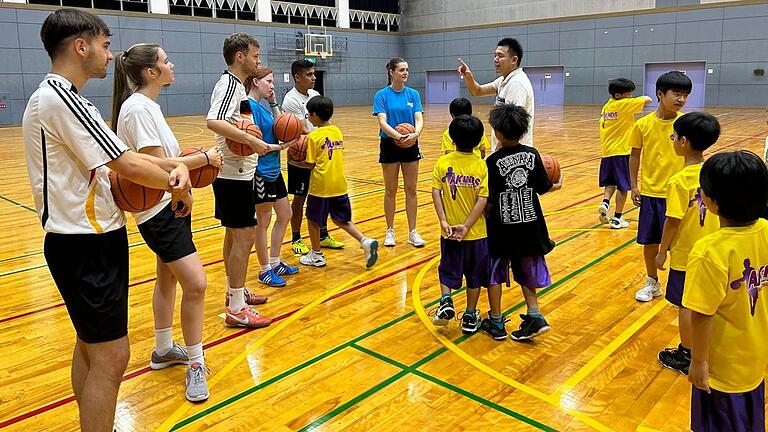 Laurentine Mann (blaues Shirt, Bildmitte) und die 'Gruppe Unterfranken' hatten laut eigener Aussage wenig Chance gegen die japanischen Grundschüler im Basketball.