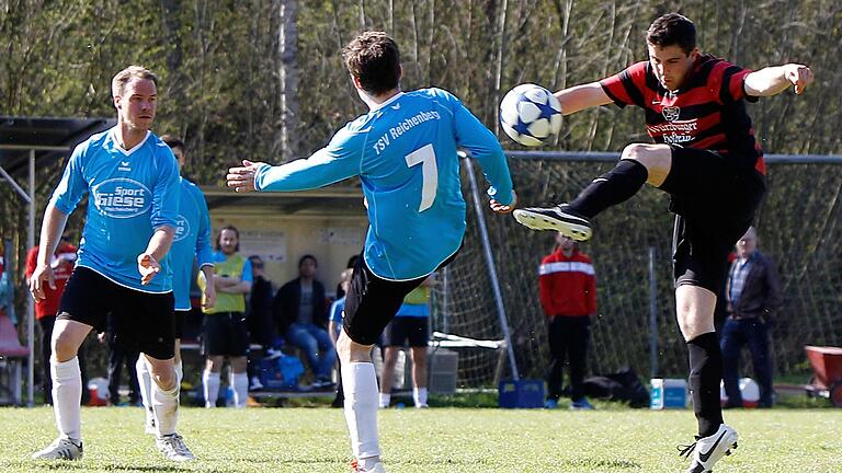 Gerald Spahmann (links), hier im Jahr 2015 in der Partie gegen den FC Kirchheim mit Manuel Zoeller (rechts), bleibt Trainer beim TSV Reichenberg.