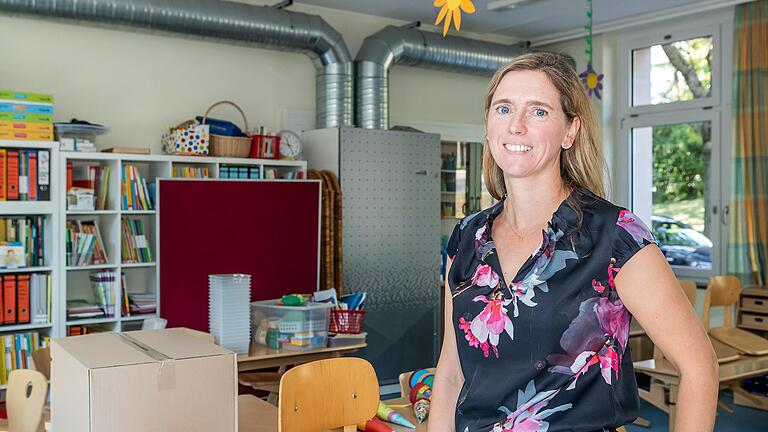 Bei einem Besuch schaute sich Schulbürgermeisterin Judith Jörg die fest installierte Luftfilteranlage in der Grundschule Würzburg-Dürrbachgrund an. Bei einem Besuch schaute sich Schulbürgermeisterin Judith Jörg die fest installierte Luftfilteranlage in der Grundschule Würzburg-Dürrbachgrund an.
