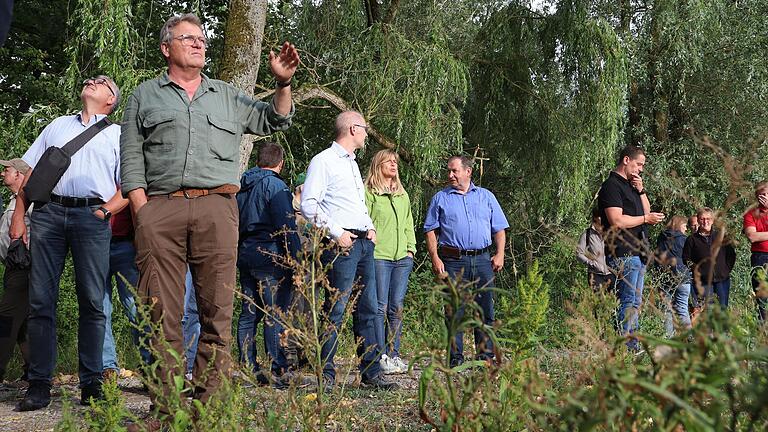 Bei der jährlichen Waldbegehung des Iphöfer Stadtrats erklärte Förster Rainer Fell (links) die Chancen und Herausforderungen im 2300 Hektar großen Stadtwald.