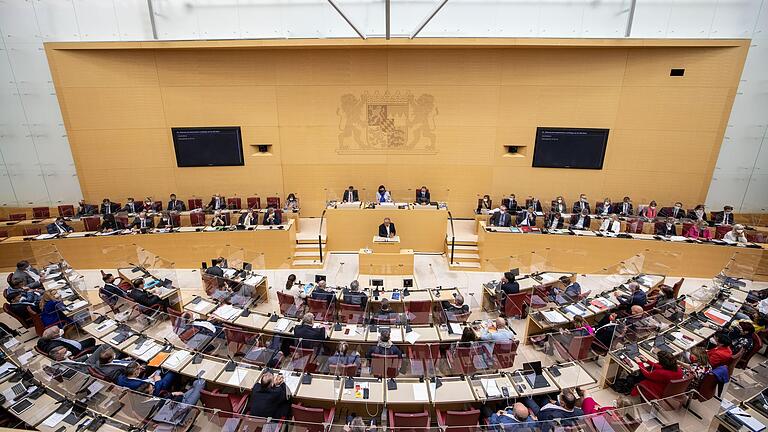 Der Landtag ist noch für zwei Jahre gewählt. Aus Ärger über die Corona-Politik will ein von 'Querdenkern' angestoßenes Bündnis das Parlament nun vorzeitig per Volksbegehren auflösen.