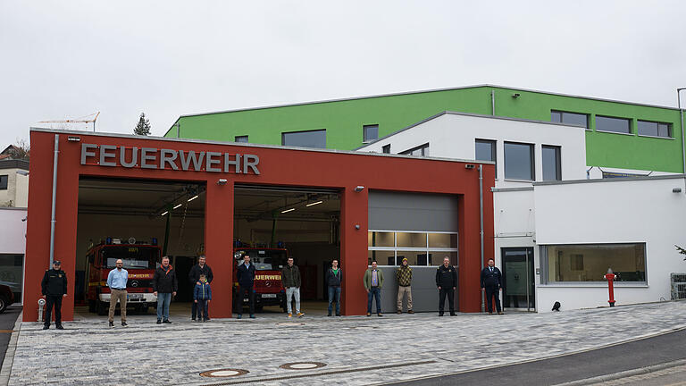 Die Feuerwehr Gädheim/Ottendorf nutzt seit Mitte Januar offiziell das neue Gerätehaus in Gädheim. Auch der Bauhof ist dort untergebracht. Das Bild zeigt (von links) Kreisbrandinspektor Georg Pfrang, 1. Kommandant Alexander Brehm, Ehren-Kreisbrandmeister Lothar Ulmann, Bürgermeister Peter Kraus, 2. Kommandant Stefan Kuhn, Max Schnös, Georg Gräf, Architekt Rainer Kitzinger, Lukas Müller, Kreisbrandrat Ralf Dressel und Jugendwart David Englert. Die Feuerwehr Gädheim/Ottendorf nutzt seit Mitte Januar offiziell das neue Gerätehaus in Gädheim. Auch der Bauhof ist dort untergebracht. Das Bild zeigt (von links) Kreisbrandinspektor Georg Pfrang, 1. Kommandant Alexander Brehm, Ehren-Kreisbrandmeister Lothar Ulmann, Bürgermeister Peter Kraus, 2. Kommandant Stefan Kuhn, Max Schnös, Georg Gräf, Architekt Rainer Kitzinger, Lukas Müller, Kreisbrandrat Ralf Dressel und Jugendwart David Englert.