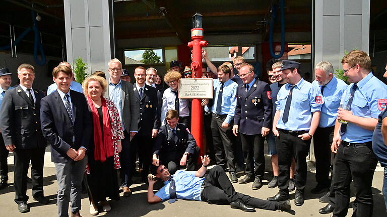 Feuerwehrhaus in Kleinrinderfeld eingeweiht: Einen neuen Hydranten hatte die Patenwehr aus Erkheim im Allgäu als Geschenk dabei. Von links: Kreisbrandrat Michael Reitzenstein, stellvertretender Landrat Felix von Zobel, Altbürgermeisterin Eva Maria Linsenbreder, Architekt Matthias Versbach, Kommandant Heiko Hombach und Bürgermeister Harald Engbrecht. Feuerwehrhaus in Kleinrinderfeld eingeweiht: Einen neuen Hydranten hatte die Patenwehr aus Erkheim im Allgäu als Geschenk dabei. Von links: Kreisbrandrat Michael Reitzenstein, stellvertretender Landrat Felix von Zobel, Altbürgermeisterin Eva Maria Linsenbreder, Architekt Matthias Versbach, Kommandant Heiko Hombach und Bürgermeister Harald Engbrecht.
