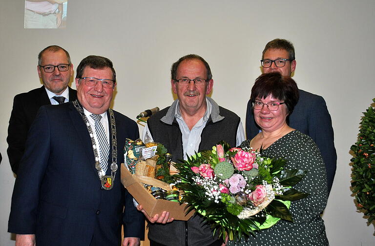 Ihren Dank an den ehemaligen Gemeinderat Walter Zeilbehr und Ehefrau Lioba Zeilbehr sprachen Bürgermeister Josef Demar (links) sowie Zweiter Bürgermeister Claus Dahinten (hinten links) und Dritter Bürgermeister André Derleth aus. Ihren Dank an den ehemaligen Gemeinderat Walter Zeilbehr und Ehefrau Lioba Zeilbehr sprachen Bürgermeister Josef Demar (links) sowie Zweiter Bürgermeister Claus Dahinten (hinten links) und Dritter Bürgermeister André Derleth aus.