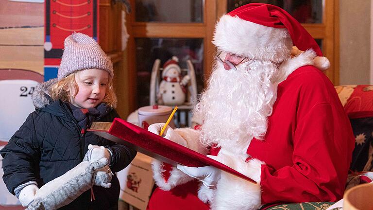 Weihnachtsmarkt Sommerhausen       -  Zahlreiche Menschen besuchen am Sonntag (03.12.23) den Weihnachtsmarkt im historischen Altort in Sommerhausen. Kunsthandwerker und Künstlerinnen öffnen ihre Ateliers für die Besucher.