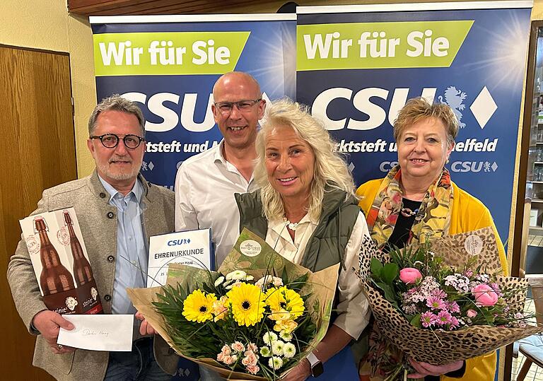 Auszeichnung für langjährige Mitgliedschaft standen beim CSU-Ortsverband Marktsteft an. Das Bild zeigt Bürgermeister Thomas Reichert mit Dieter Haag, Hilde Arlt und Kreisgeschäftsführerin Gerlinde Martin. Auszeichnung für langjährige Mitgliedschaft standen beim CSU-Ortsverband Marktsteft an. Das Bild zeigt Bürgermeister Thomas Reichert mit Dieter Haag, Hilde Arlt und Kreisgeschäftsführerin Gerlinde Martin.