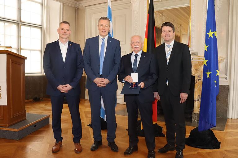 Von links: 2. Bürgermeister Dirk Rieb, stv. Landrat Christoph Vogel, Arno Schmitt und Innenstaatssekretär Sandro Kirchner Von links: 2. Bürgermeister Dirk Rieb, stv. Landrat Christoph Vogel, Arno Schmitt und Innenstaatssekretär Sandro Kirchner