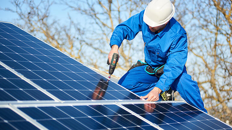 Symbolfoto einer Montage einer Photovoltaik-Anlage.&nbsp;Die Stadt Würzburg will mit gutem Beispiel vorangehen und die Dächer städtischer Gebäude künftig konsequent zur Nutzung von Solarstrom nutzen.