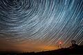 Startrails auf der Wasserkuppe.  Am Freitag geht in vielen Kommunen das Licht aus - eine Aktion des Unesco-Biosphärenreservats Rhön.       -  Startrails auf der Wasserkuppe.  Am Freitag geht in vielen Kommunen das Licht aus - eine Aktion des Unesco-Biosphärenreservats Rhön.