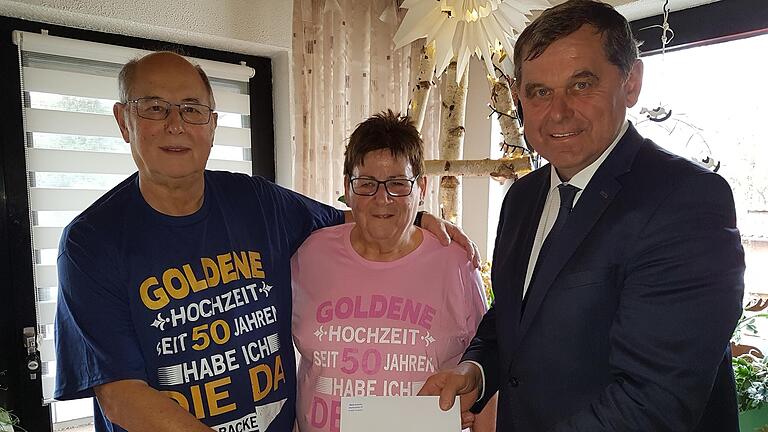Mit einem humorvollgestalteten T-Shirt wiesen Erhard und Marianne Walter aus Arnstein auf ihren Ehrentag hin. Auch Bürgermeister Franz-Josef Sauer gratulierte zur Goldenen Hochzeit.