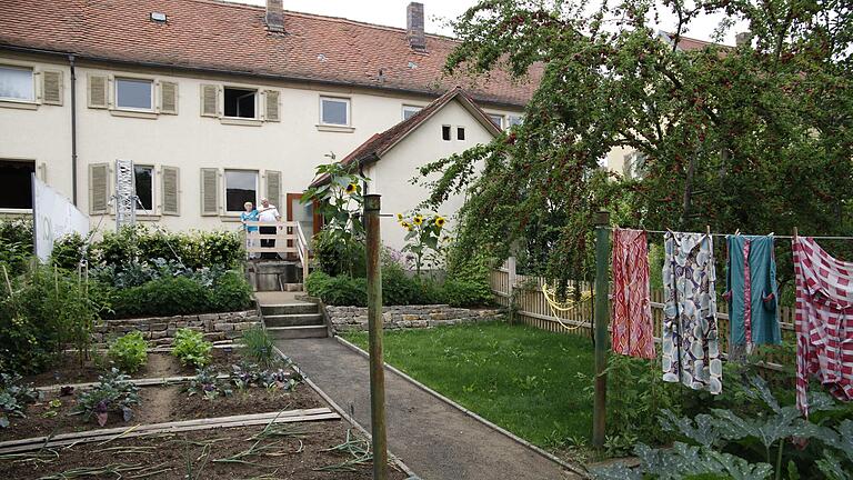 Sich selbst versorgen mit Gemüse und Obst, frische Luft und Natur vor der Haustür, nach dieser Vorstellung wurde das Gartenstadt-Konzept erdacht. Die Aufnahme in der Georg-Groha-Straße 25 entstand 2017 im Rahmen der Ausstellung '100 Jahre Bauverein'.