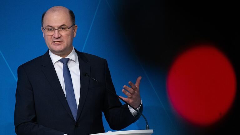 Bayerns Finanzminister Albert Füracker.jpeg - Albert Füracker (CSU), Finanzminister von Bayern, nimmt an einer Pressekonferenz teil. Bayerns Finanzminister Albert Füracker.jpeg - Albert Füracker (CSU), Finanzminister von Bayern, nimmt an einer Pressekonferenz teil.