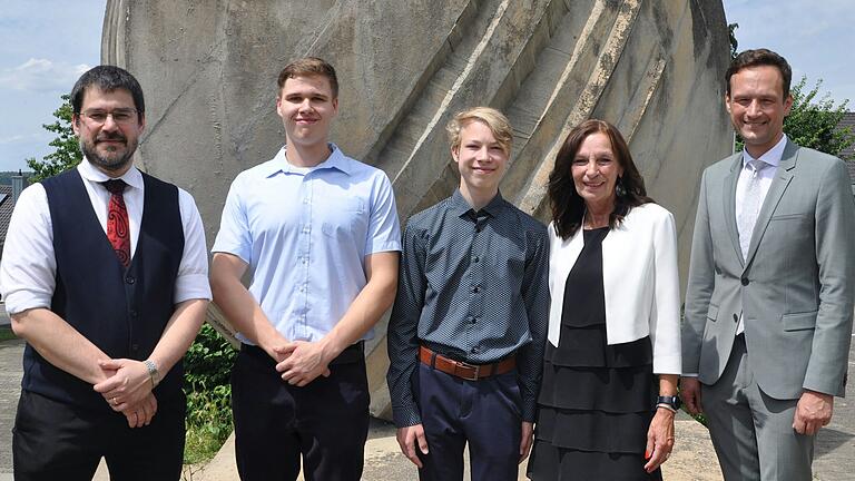 Klassenlehrer Bernhard Ruckdäschel (von links) freut sich über die besten Prüfergebnisse in der Klasse 10a mit Alexander Wagner und Nikolas Kohnle. Mit im Bild Realschuldirektorin Christine Seuffert und Landrat Florian Töpper. Klassenlehrer Bernhard Ruckdäschel (von links) freut sich über die besten Prüfergebnisse in der Klasse 10a mit Alexander Wagner und Nikolas Kohnle. Mit im Bild Realschuldirektorin Christine Seuffert und Landrat Florian Töpper.