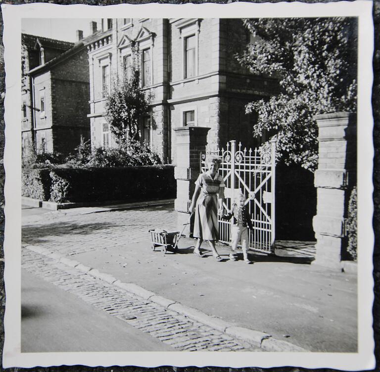 Mit dem Leiterwagen auf Tour: Dieses Bild der kleinen Susan und ihrer Mutter aus den 1950er-Jahren entstand vor dem Tor der Wörthstraße 32, im Hintergrund ist das Gebäude der Firma Arauner zu sehen. Mit dem Leiterwagen auf Tour: Dieses Bild der kleinen Susan und ihrer Mutter aus den 1950er-Jahren entstand vor dem Tor der Wörthstraße 32, im Hintergrund ist das Gebäude der Firma Arauner zu sehen.