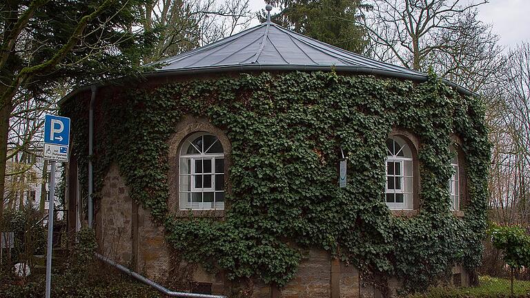 Der 16-eckige Bruchsandsteinbau an der Söldnerstraße war ein Anzuchthaus für Seerosen. Der 16-eckige Bruchsandsteinbau an der Söldnerstraße war ein Anzuchthaus für Seerosen.