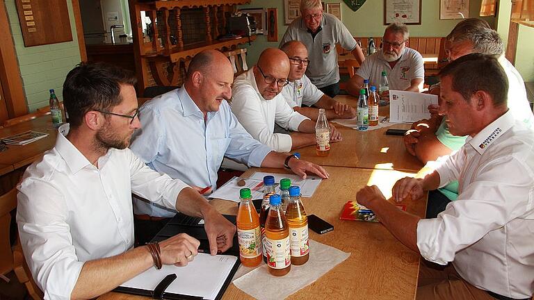 Hoher Besuch im Heim der Reservistenkameradschaft Hausen (v.l.): SPD-Landtagskandidat und ehemaliger Zeitsoldat Sven Gottschalk, der SPD-Bundestagsabgeordnete Bernd Rützel und der sicherheits- und verteidigungspolitische Sprecher der SPD-Bundestagsfraktion Fritz Felgentreu im Gespräch. Hoher Besuch im Heim der Reservistenkameradschaft Hausen (v.l.): SPD-Landtagskandidat und ehemaliger Zeitsoldat Sven Gottschalk, der SPD-Bundestagsabgeordnete Bernd Rützel und der sicherheits- und verteidigungspolitische Sprecher der SPD-Bundestagsfraktion Fritz Felgentreu im Gespräch.