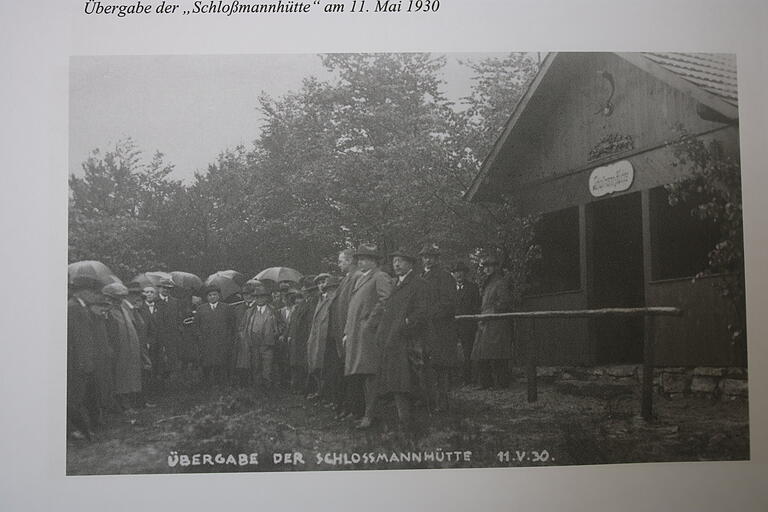 Die Übergabe der Schloßmannhütte am 11. Mai 1930 ist auf diesem Pressefoto im Buch über die Lohrer Ehrenbürger dokumentiert. Die Übergabe der Schloßmannhütte am 11. Mai 1930 ist auf diesem Pressefoto im Buch über die Lohrer Ehrenbürger dokumentiert. 