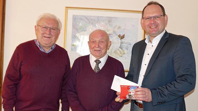 Altbürgermeister Karl-Heinz Keller (links) und Bürgermeister Michael Hombach gratulierten in Stetten Alfred Keller zum 90. Geburtstag