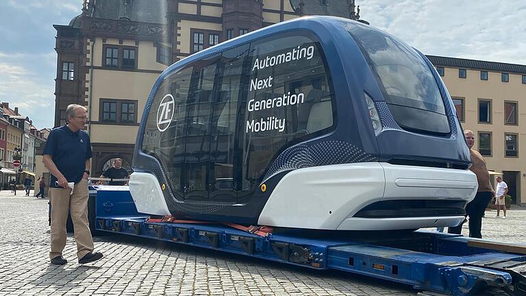 Ein autonom fahrendes Fahrzeug, hier der 'People Mover' von ZF auf dem Marktplatz in Schweinfurt, wäre eine Option für die Trasse der Steigerwaldbahn. Ein autonom fahrendes Fahrzeug, hier der 'People Mover' von ZF auf dem Marktplatz in Schweinfurt, wäre eine Option für die Trasse der Steigerwaldbahn.