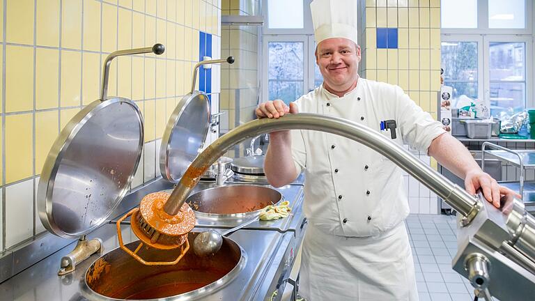 Alexander Brand rührt mit dem sogenannten Elefantenrüssel, einem staubsaugerähnlichen Pürierstab, durch die 'Tomaten-Kichererbsen-Oliven-Soße'. Alexander Brand rührt mit dem sogenannten Elefantenrüssel, einem staubsaugerähnlichen Pürierstab, durch die 'Tomaten-Kichererbsen-Oliven-Soße'.