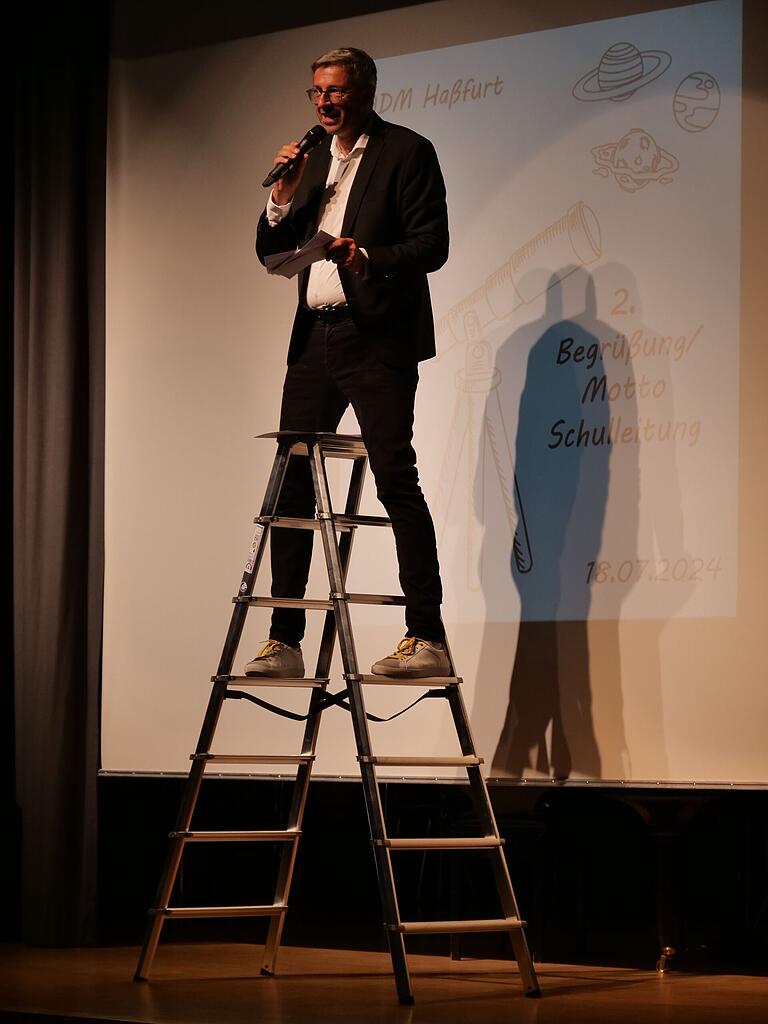 Für Rektor Matthias Weinberger ging es bei seiner Abschlussrede sprichwörtlich hoch hinauf. Für Rektor Matthias Weinberger ging es bei seiner Abschlussrede sprichwörtlich hoch hinauf.