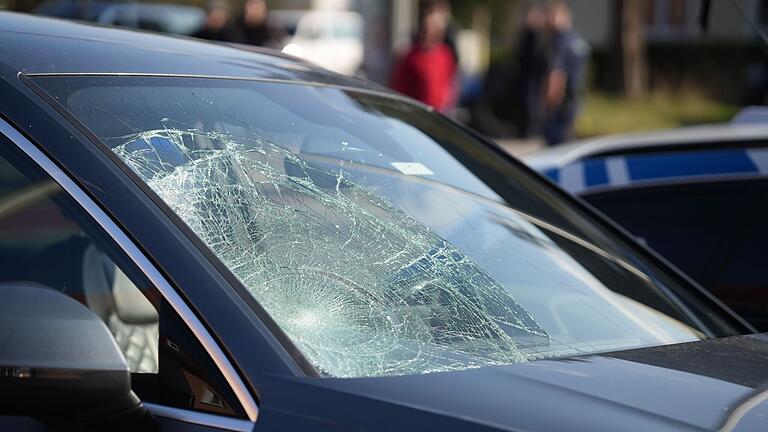 Schwerer Verkehrsunfall in Kreuzungsbereich: Audi kollidiert mit Fahrradfahrer - Symbolbild: Autounfall Schwerer Verkehrsunfall in Kreuzungsbereich: Audi kollidiert mit Fahrradfahrer - Symbolbild: Autounfall