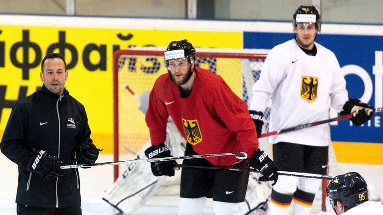 Vorbereitung - Bundestrainer Marco Sturm (l) sieht das deutsche Team auf Augenhöhe mit der Slowakei. Foto: Monika Skolimowska Vorbereitung - Bundestrainer Marco Sturm (l) sieht das deutsche Team auf Augenhöhe mit der Slowakei. Foto: Monika Skolimowska