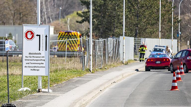 Ein Verkehrsschild informiert die Autofahrer der linken Fahrspur der Augsfelder Straße von der Altstadt kommend: 'Abstrichstelle - Nur für Personen mit Untersuchungsauftrag und Terminvorgabe des Gesundheitsamtes Haßberge.' Ein Verkehrsschild informiert die Autofahrer der linken Fahrspur der Augsfelder Straße von der Altstadt kommend: 'Abstrichstelle - Nur für Personen mit Untersuchungsauftrag und Terminvorgabe des Gesundheitsamtes Haßberge.'