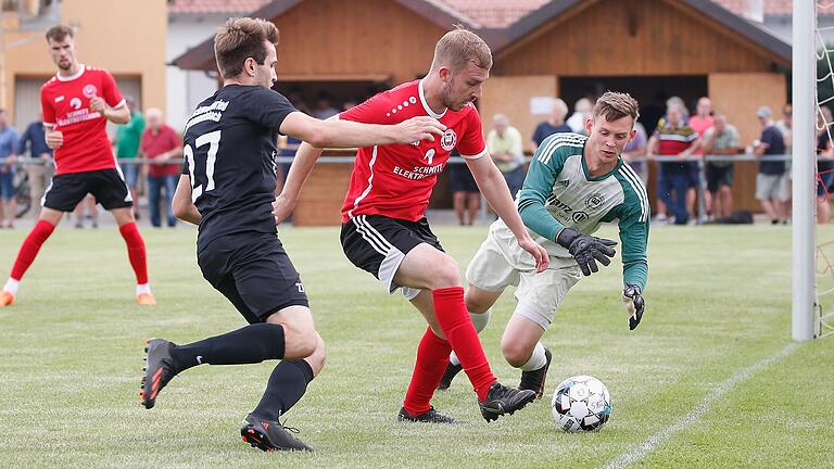 Moriz Heusinger (Mitte) und Torwart Simon Mai von der FT Schweinfurt halten Sebastian Lehmann (links) von der DJK Schwebenried/Schwemmelsbach vom Ball fern.