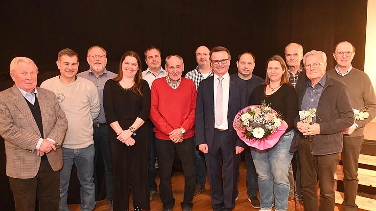 Bürgermeister Peter Ernst beim Neujahrsempfang der Gemeinde Bütthard im Kreis der Geehrten, die sich im vergangenen Jahr besonders um den Ort verdient gemacht haben. Bürgermeister Peter Ernst beim Neujahrsempfang der Gemeinde Bütthard im Kreis der Geehrten, die sich im vergangenen Jahr besonders um den Ort verdient gemacht haben.