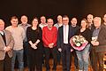 Bürgermeister Peter Ernst beim Neujahrsempfang der Gemeinde Bütthard im Kreis der Geehrten, die sich im vergangenen Jahr besonders um den Ort verdient gemacht haben.