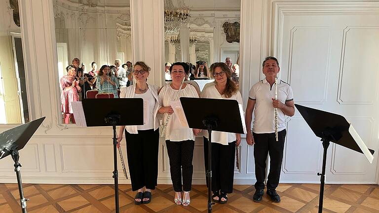 Eine Konzertstation war der Spiegelsaal des Schlosshotels in Bad Neustadt. Bei diesem Konzert wurden vorwiegend Eigenkompositionen der Kursdozenten uraufgeführt. Im Bild von links: Dr. Merrie Siegel Parmley (USA), Dr. Renata Guzik (Polen), Gunda Schwen (Deutschland), Luis Alfredo Gonzales (Mexiko).